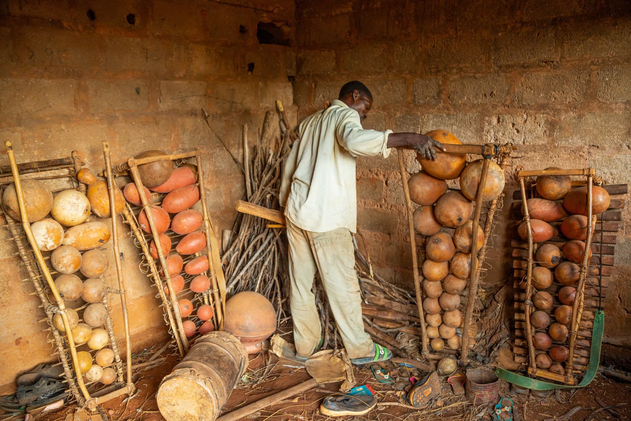 Jiguiya Production plongée dans un projet documentaire à la trace des artisans luthiers et musiciens